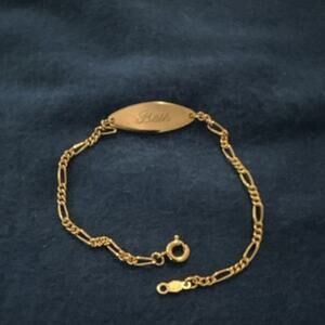 Ladies Personalized Gold Tone Bracelet w/the name Beth In Script Writing w/clasp